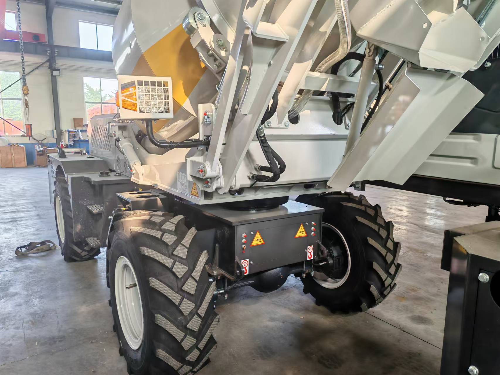 2.6立方メートル積載式コンクリートミキサー車、高耐久性・高 - Heavy Equipment Mixer のレビューと価格